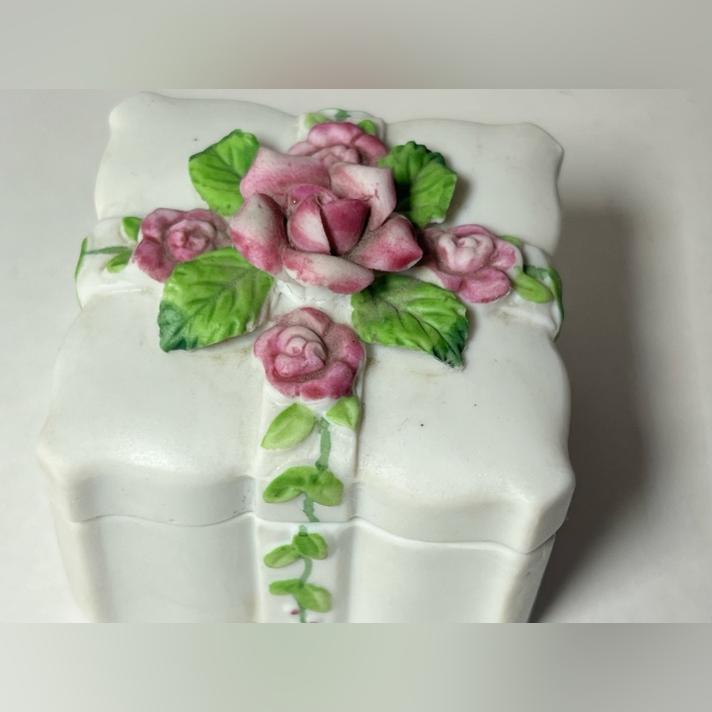 VTG Hand Painted Lefton China Ceramic Floral Gift Trinket Box 02486